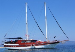Bateau: Plovite, šetajte i otkrijte skrivene puteljke i plaže!