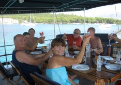 Bateau: Plovite, šetajte i otkrijte skrivene puteljke i plaže!